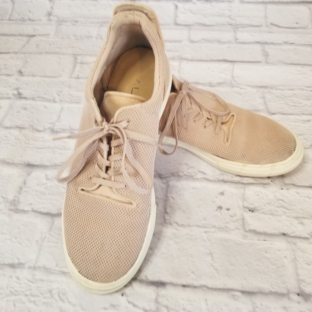 Comfy tennis shoes